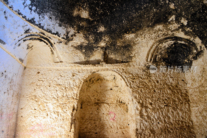 带壁龛的岩石雕刻圆顶房，Takht-i Rustam, Haibak, Samangan省，阿富汗